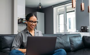 Metade das empresas deve continuar adotando algum tipo de trabalho remoto