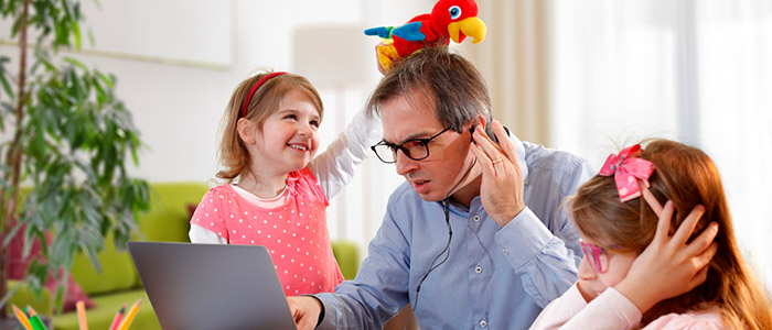 Homem trabalhando em home office improvisado.