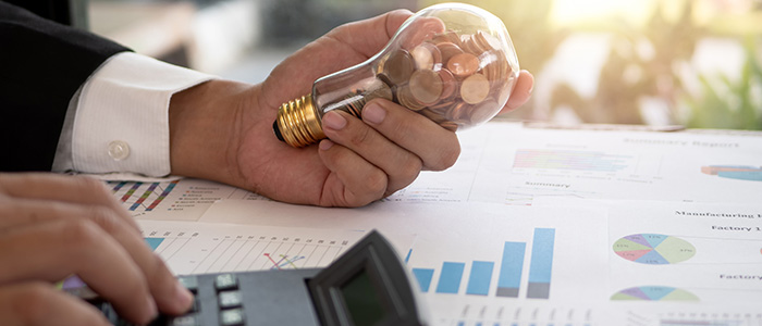 Homem calculando economia de empresa com um relógio eletrônico de ponto.