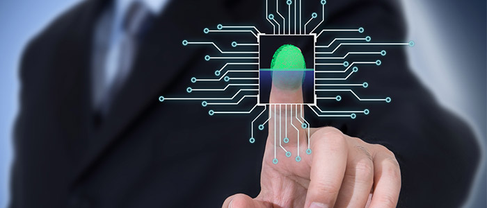 Fechamento de ponto: Funcionário batendo ponto por meio de biometria.