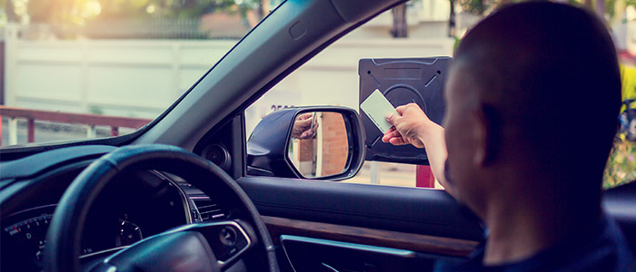 Segurança: Motorista de carro acessando controlador de portão.