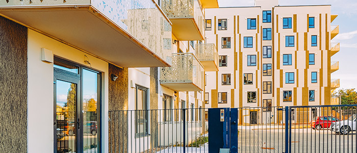 Segurança: Entrada de condomínio residencial.