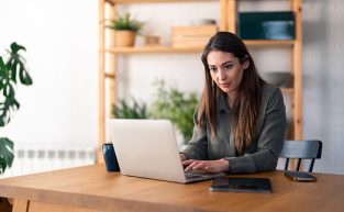 Controle de ponto em home office: como funciona e o que diz a lei?