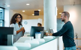 Gestão de visitantes: Como automatizar a entrada de prestadores de serviço e visitantes